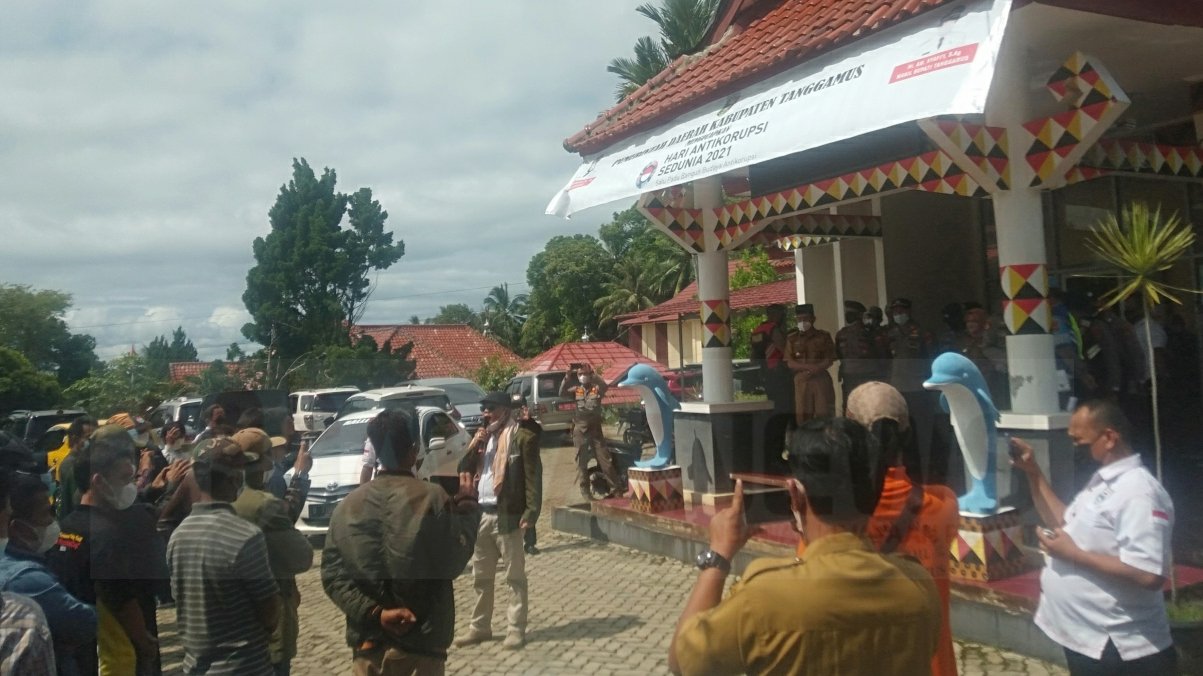 Suasana aksi demo warga di depan kantor Inspektorat Kabupaten Tanggamus, pada senin (24/1/2022) - foto Sumantri