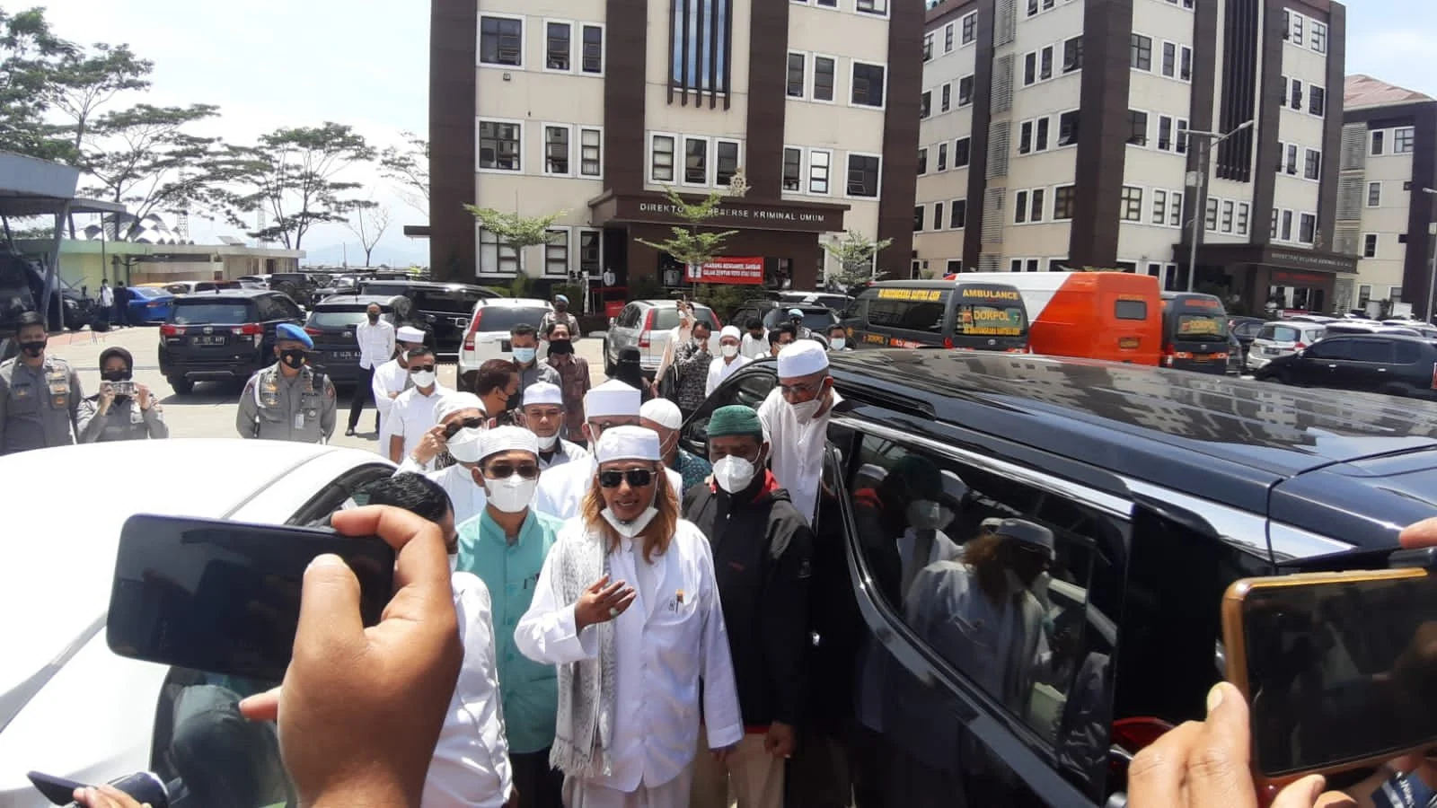 Habib Bahar bin Smith tiba di Polda Jabar memenuhi panggilan penyidik.Foto: Nur Fidhiah Shabrina/JPNN