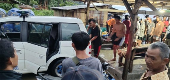 Suana proses evakuasi nelayan tersambar petir di saat beraktivitas mencari ikan di laut depan pantai Minang Rua, Desa Klawi, Kecamatan Bakauheni pada Rabu (12/1/2022).- foto ist