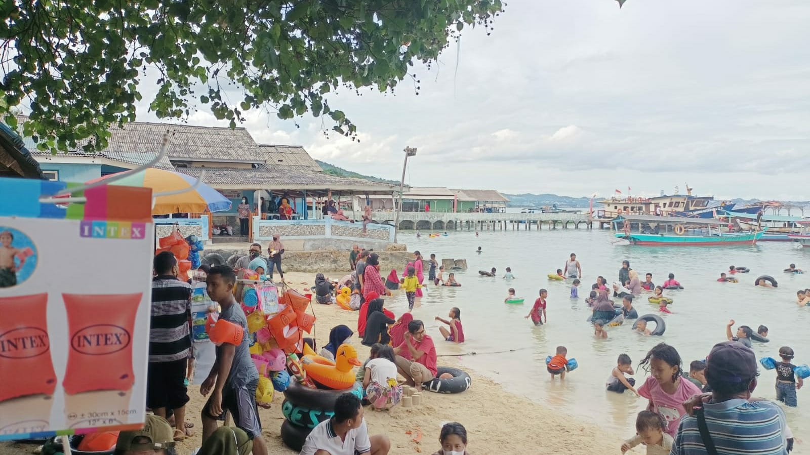 Dibuka, hari pertama tahun 2022 Pantai Mutun Pesawaran langsung diserbu ribuan pengunjung hingga over kapasitas, Sabtu (1/1/2022)- foto Arzal
