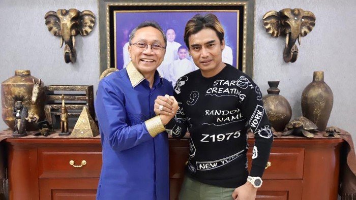 Ketum PAN Zulhas Perkenalkan Charly sebagai Kades saat konsilidasi di Kota Cirebon, Jabar, Senin (3/1/2021) - foto Ist