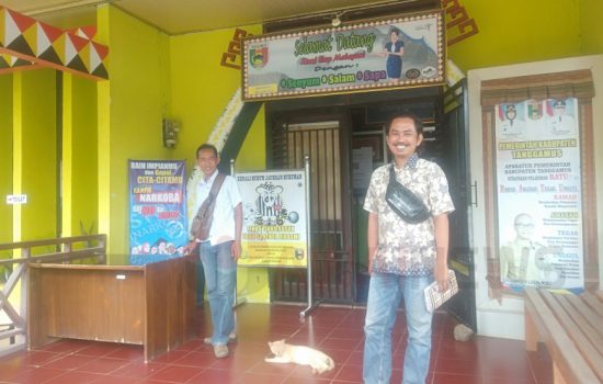 Ketua LSM Jaringan Rakyat Lampung saat di depan kantor Dinas Pariwisata dan Kebudayaan Tanggamus. Jum'at (4/2/22), foto- Sumantri