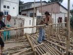 Retara Pasang Cerucuk Bambu di Titik Longsor Bantaran Kali Bekasi