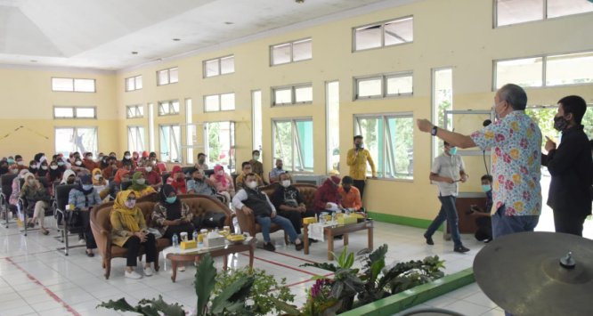 Sekretaris Daerah Jawa Barat Setiawan Wangsaatmadja mengapresiasi pelatihan yang digelar di UPTD Panti Sosial Rehabilitasi Penyandang Disabilitas Mental, Sensorik Netra, Rungu Wicara dan Tubuh Dinas Sosial Provinsi Jawa Barat.
