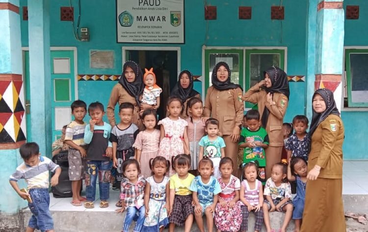 Tenaga pendidik dan anak-anak PAUD Mawar di Pekon Sukabanjar,Cukuh Balak, Tanggamus, Lampung, foto_sinar lampung
