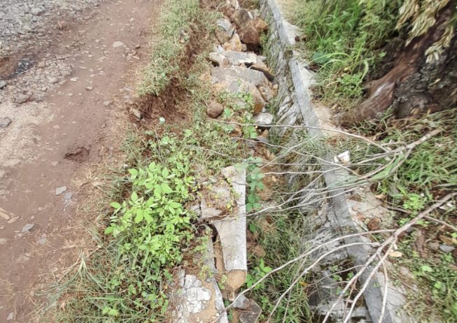 Kondisi drainase di Desa Batu Badak yang dibangun dengan dana desa diatas ruas jalan milik Kabupaten Lampung Timur, Senin (7/3/2022).- foto bang Jali