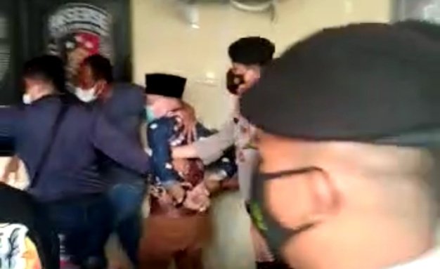 Ketua Umum PPWI Wilson Lalengke, ketika digelandang masuk ke Polres Lampung Timur. Saat ini ia ditetapkan sebagai tersangka perusakan papan bunga, Minggu (13/3/2022) - foto screenshot