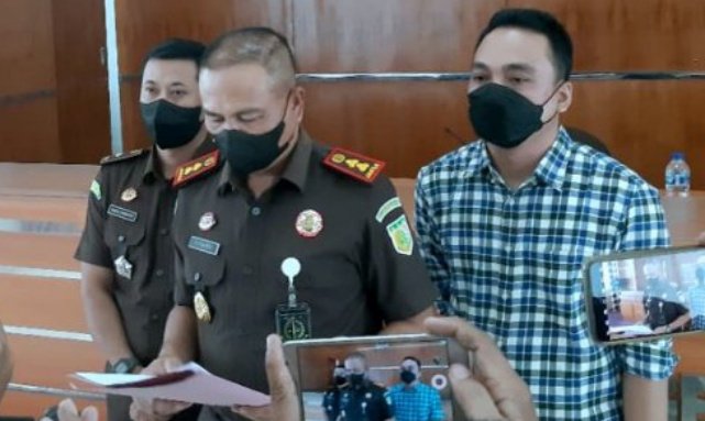 Kepala Kejari Tanggamus, Yunardi, saat memberi keterangan pers kepada awak media, Senin 14/3/2022) - foto Sumantri