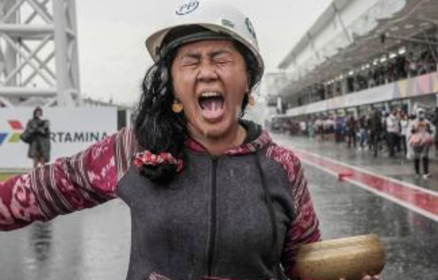 Aksi viral pawang hujan bernama lengkap Raden Rara Isti Wulandari saat menghentikan hujan di Sirkuit MotoGP 2022, di Mandalika, Minggu 20 Maret 2022a