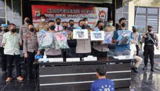 Polres Way Kanan ungkap kasus pembunuhan suami terhadap isteri sendiri yang sempat dikatakan tewas karena bunuh diri, Jumat (4/3/2022)