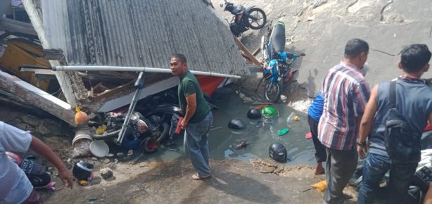 Pasar KUD Tanjungpinang, di Jalan Plantar II kembali ambruk, puluhan motor dan beberapa orang ikut nyemplung ke laut terbawa material bangunan, Sabtu (5/3/2022) - foto Wak Dar