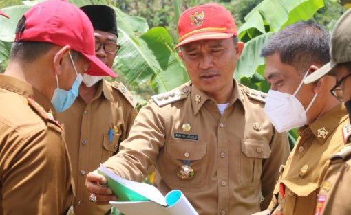 Bupati Lampung Barat Parosil Mabsus, saat meninjau lokasi rencana pembangunan Rumah Sakit Pratama di Pekon Simpang Sari, Sumberjaya, Selasa (8/3/2022)- foto lampungbaratkab