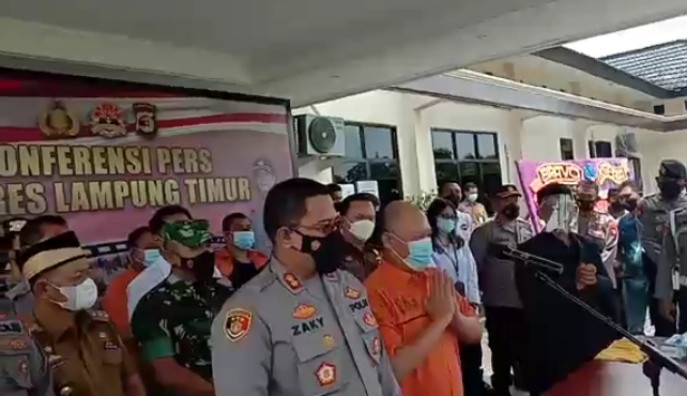 Wilson Lalengke dengan berpakaian orange menyampaikan permohonan maaf ke tokoh adat dan Polres Lampung Timur atas apa yang terjadi di wilayah setempat dalam beberapa hari terakhir, Senin (14/3/2022)- ist