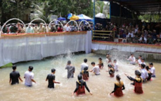 Pemprov Lampung bersama Lampung Sai menggelar tradisi budaya blangikhan menyambut bulan suci ramadhan 1443 H. Mandi di kolam itu di pusatkan di Teluk Betung Utara, Kamis (24/3/2022)- foto Adpim