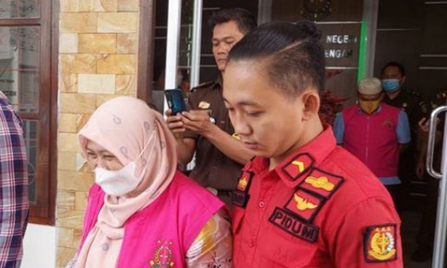 Kedua tersangka saat digelandang menuju kendaraan tahanan Kejaksaan Lampung Tengah, Kamis (31/3/22), foto- Lampost