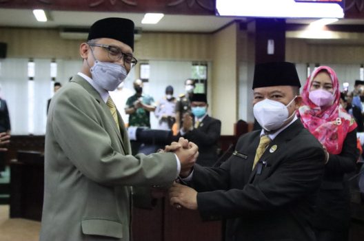 Chairuman J Putro dan Saifuddaulah saat Sertijab Ketua DPRD Kota Bekasi dalam rapat paripurna, Rabu (6/4/2022) - foto dok