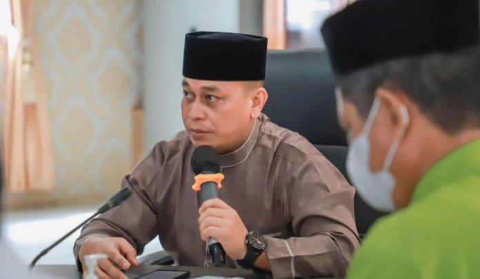 Bupati Lingga Nizar memimpib rapat dengan BNPB terkait rencana Redistribusi Tanah di tiga desa wilayah setempat, Rabu (6/5/2022) - foto rusmadi