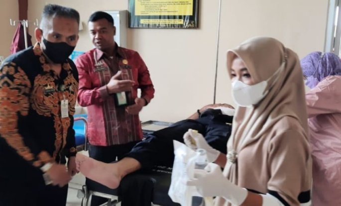 Wawan Sekretaris Koperindag Tanggamus, saat di bawa ke RS Batin Mangunang, akibat pembacokan yang dilakukan FE seorang TKS, sampai saat ini masih dalam buruan Polisi, - foto Arzal