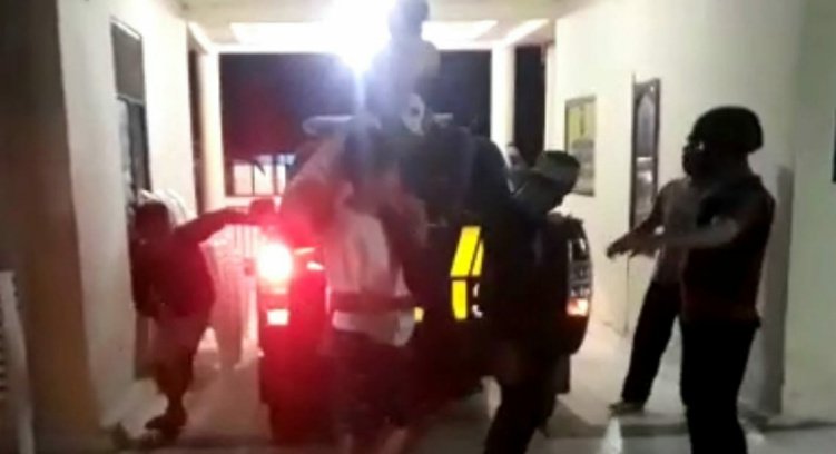 Enam remaja dibawa polisi ke Polsek Kota Agung, Jum'at (8/4/2022), foto- Nanang