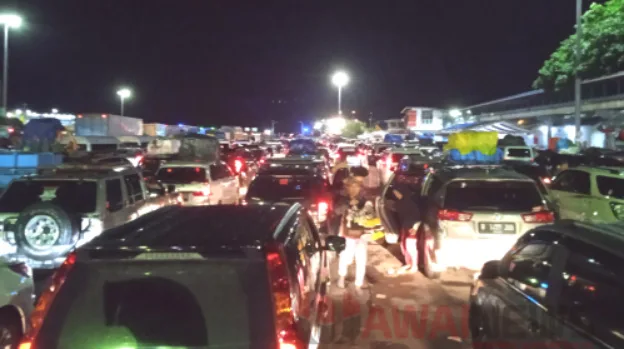 Antrian mudik di Pelabuhan Merak mengular sejak dari pintu keluar tol hingga Pelabuhan hingga 7 jam banyak pemudik belum naik ke kapal fery, Kamis (28/4/2022)