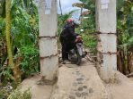 Jembatan Penghubung Antar Pekon di Cukuh Balak Rusak Parah, Warga Minta Dibangun
