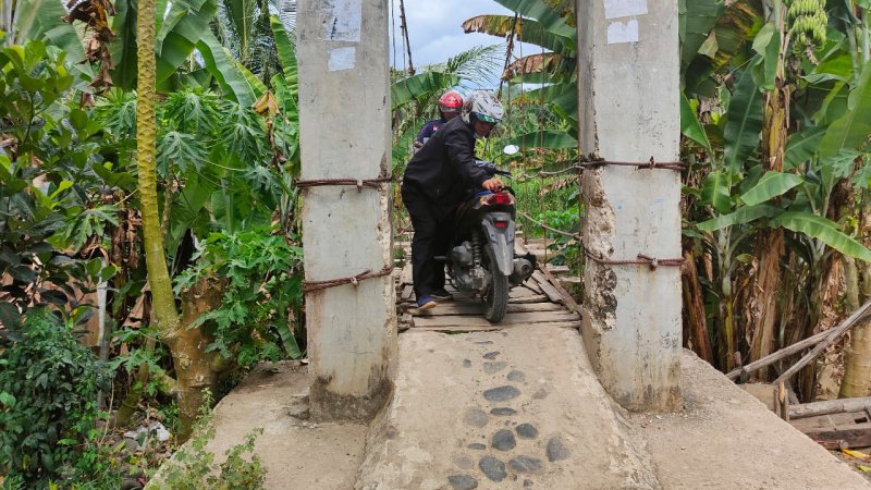 Kondisi jembatan gantung di Pekon Tanjung Raja dan Tanjung Jati Kecamatan Cukuh Balak, Kabupaten Tanggamus, Lampung, warga milih mumdur saat akan melintas foto- ist