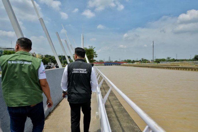 Gubernur Jawa Barat Ridwan Kamil, meresmikan penataan tahap awal Kalimalang, Bekasi, Rabu (20/4/2022)