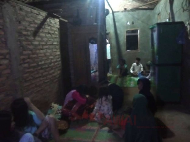 Orang tua almarhum Mursalin yang tewas setelah tiga jam di jemput petugas di rumahnya ikut meninggal. Terlihat suana duka di rumah almarhum Mursalin, keluarga tengah berkumpul, Selasa (19/4/2022) foto Bang Jali