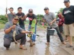 Asyik.. Warga di Selagai Lingga Lampung Tengah Mancing Lele di Kubangan Jalan