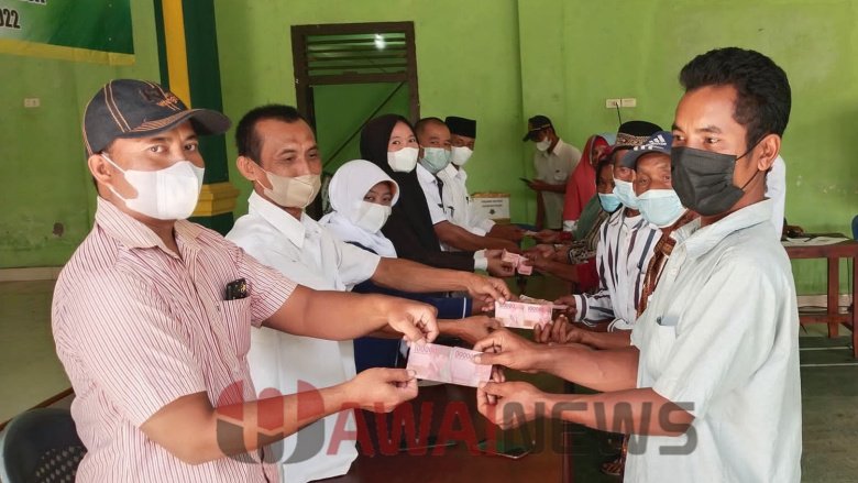 Pemerintah Pekon Karang Anyar serahkan BLT DD kepada warga di Balai Pekon setempat, Rabu (6/4/2022), foto- Sarip