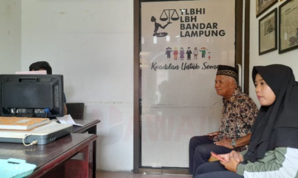 Keluarga almarhum Mursalin warga desa Bojong, Sekampung Udik, Lamtim, resmi mengadu ke LBH Bandar Lampung Minggu (17/4/2022) untuk meminta keadilan terkait tewasnya Mursalin selang tiga jam dari penjemputan petugas di rumahya pada 13 April 2022 lalu.- foto Bang Jali