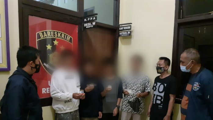 Keempat remaja yang kdapatan sedang ngelem dibawa ke Polsek Pulau Panggung, Rabu (6/4/22), foto- dok humas