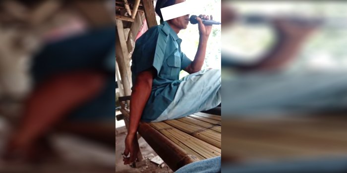 penyemangat sumbangan di jalan berteriak jangan loyo menjalani puasa ramadhan, tapi dia terlihat tangan kanannya menyembunyikan sebatang rokok yang menyala