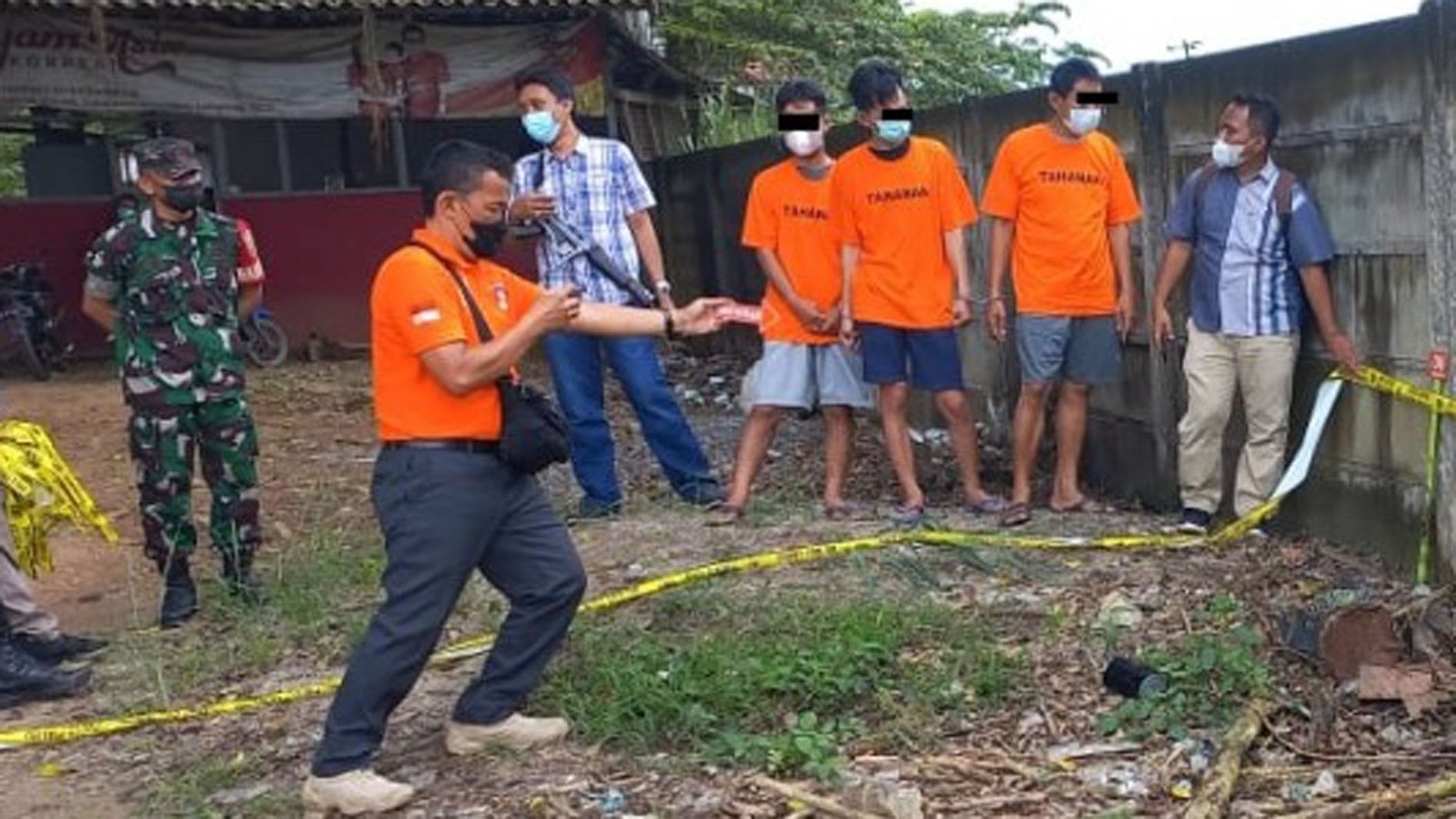 Para pelaku saat sedang menjalani rekonstruksi. Dok Lampost