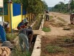 Ciptakan Lingkungan Sehat, Budaya Gotong-royong di Sukajaya Tetap Eksis
