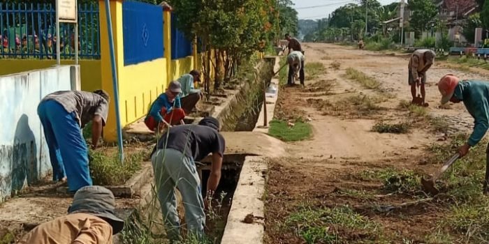 Ciptakan Lingkungan Sehat, Budaya Gotong-royong di Sukajaya Tetap Eksis