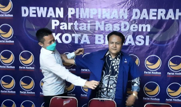 Ketua DPD NasDem Kota Bekasi, Aji Ali Sabana saat menerima dan diskusi dengan perantau asal Minang, 4 Mei 2022