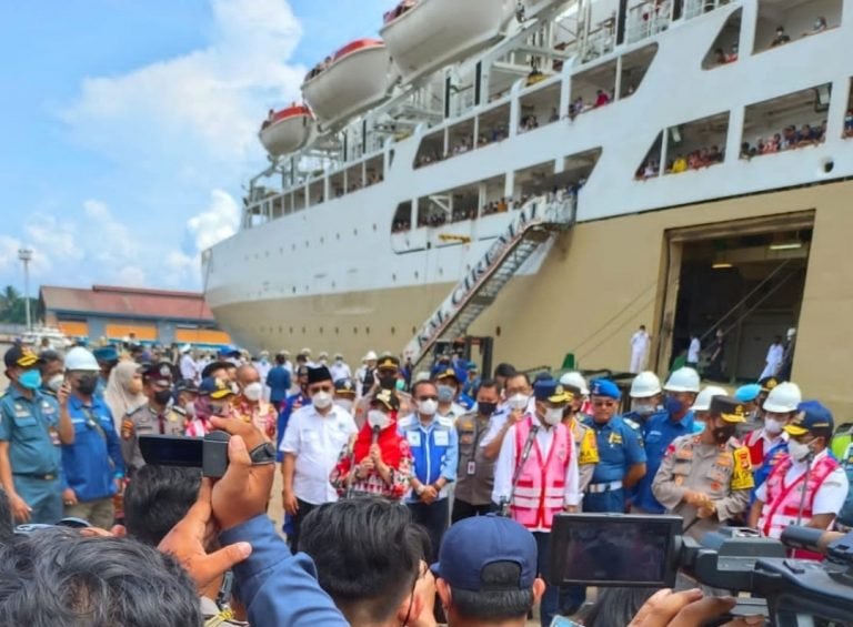 Budi Karya Sumadi Menhub melepas keberangkatan pemudik penumpang KM Ciremai dari Dermaga B Pelabuhan Panjang, saat meninjau Pelabuhan Panjang yang menjadi pelabuhan alternatif di Provinsi Lampung, Sabtu (7/5/2022)