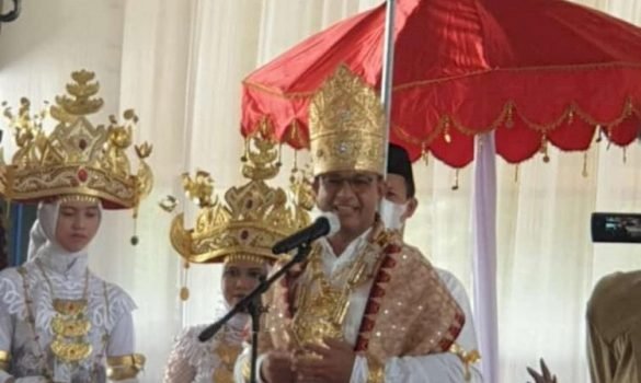 Anies Dianugerahi Gelar Adat Tuan Penata Negara