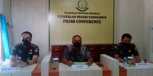 Kepala Kejaksaan Negeri (Kajari) Tanggamus Yunardi didampingi Kasi Intel Yogie Verdika dan Kasi Pidsus Wisnu Hamboro pada Pers Conference yang berlangsung di gedung Kejari Tanggamus, Kamis 19 Mei 2022, (Foto-Kejar Fakta)