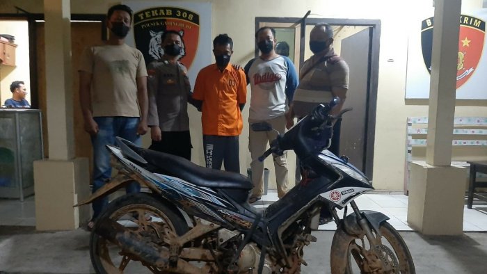 DPO Pencuri motor berinisial JM (41) bersama barang bukti berupa 1 unit motor pelaku di Mapolsek Gadingrejo, Pringsewu, Sabtu (4/6/22), Foto_Humas