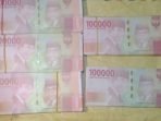 Barang bukti uang palsu pecahan Rp100 ribu senilai Rp50 juta