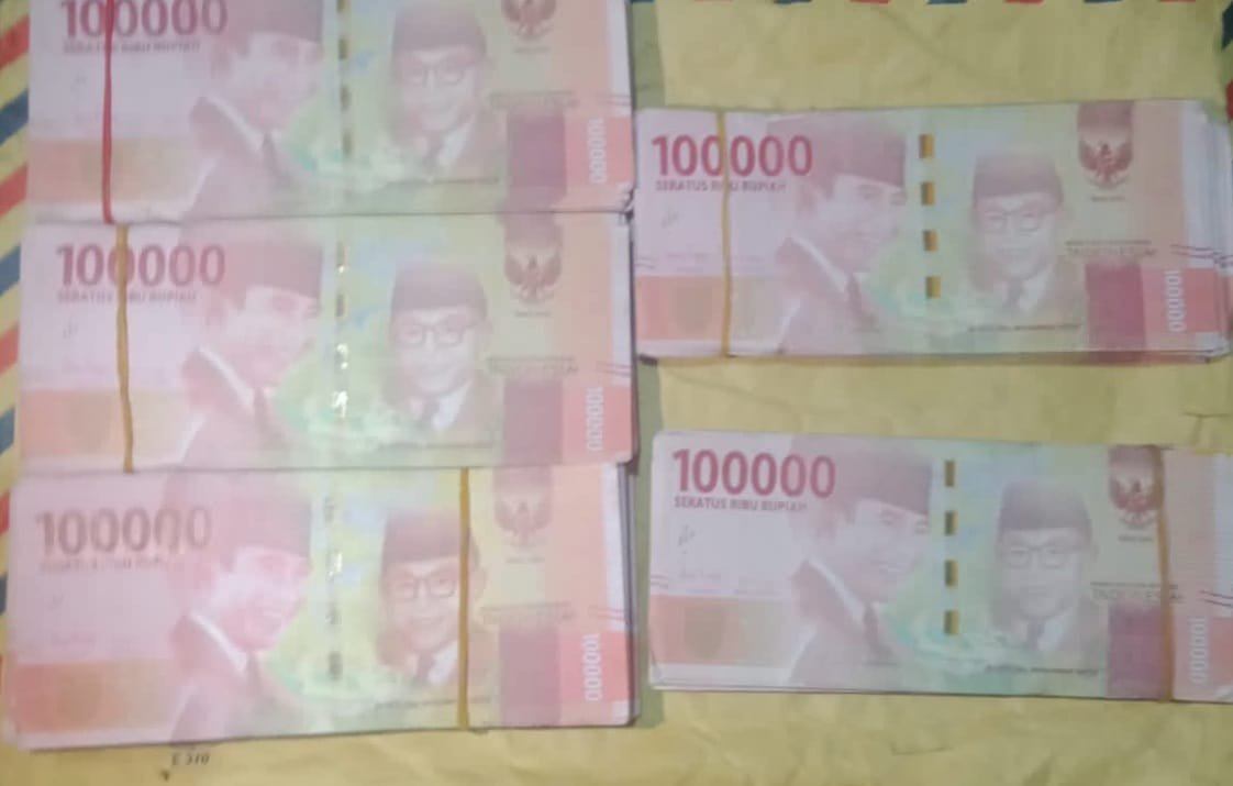 Barang bukti uang palsu pecahan Rp100 ribu senilai Rp50 juta