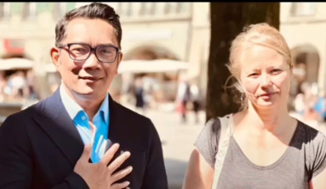 Kang Emil foro bersama seorang guru SD di Swiss yang pertama kali menemukan jasad Eril putra Sulungnya -foto screenshot Ig @Ridwankamil