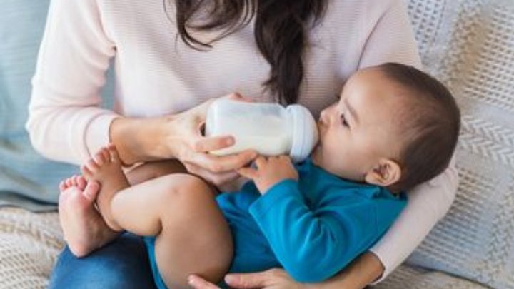 Ilustrasi, (seorang ibu paruh baya yang tulus merawat bayi)