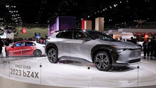 Mobil SUV bZ4X produksi Toyota Corp