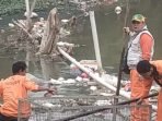 UPTD LH Wilayah 3 Angkut Puluhan Ton Sampah dari Kali Cikarang Bekasi Laut