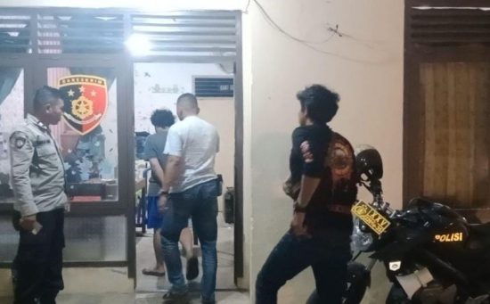 Tiga penjaga malam di pasar Talang Padang, Tanggamus dibekuk polisi, mereka diduga melakukan pencurian ditempat yang seharusnya mereka jaga, Jumat (1/7/2022|)- foto ist
