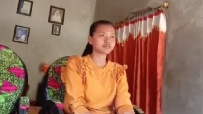 Salah satu aparatur pekon garut yang diberhentikan, Novita Iryani saat diwawancarai di rumahnya, Jum'at (2/9/2022), foto_war.
