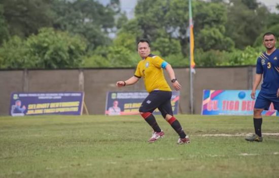 Bupati Lingga Muhammad Nizar ikut turun merumput saat membuka turnamen Turnamen Sepak bola PSSI Lingga II, di Lapangan Sultan Mahmud Riayat Syah Daik, Senin (24/10/2022)